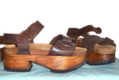 sandály s dřevěnou podrážkou byly a jsou stálicí v měnících se trendech, Ianif/Commons.wikimedia.org